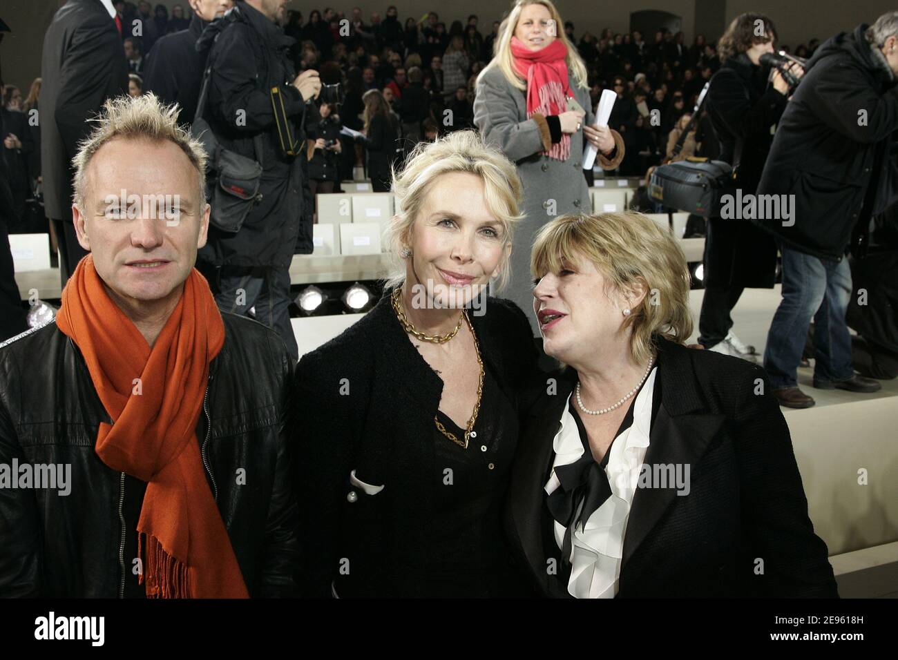 Der britische Sänger Sting, seine Frau Trudie Styler und Marianne Faithfull besuchen Chanels Herbst-Winter 2006-2007 Ready-to-Wear Modenschau vom deutschen Schöpfer Karl Lagerfeld am 2. März 2006 in Paris, Frankreich. Foto von Orban-Taamallah-Zabulon/ABACAPRESS.COM Stockfoto