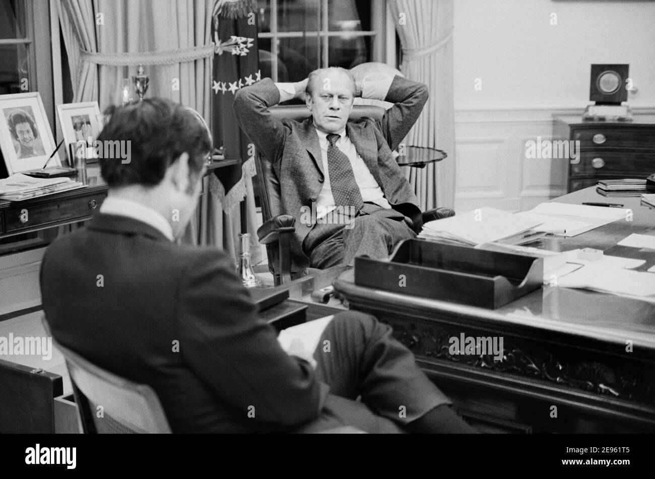 US-Präsident Gerald Ford im Gespräch mit Adjutant John Mashek, im Weißen Haus, Washington, D.C., USA, Marion S. Trikosko, 6. Februar 1975 Stockfoto