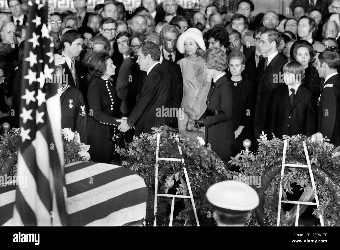 US-Präsident im Gespräch mit Claudia 'Lady Bird' Johnson während der Beerdigung des ehemaligen US-Präsidenten Lyndon Johnson im Kapitolgebäude, Washington, D.C., USA, Marion S. Trikosko, 24. Januar 1973 Stockfoto