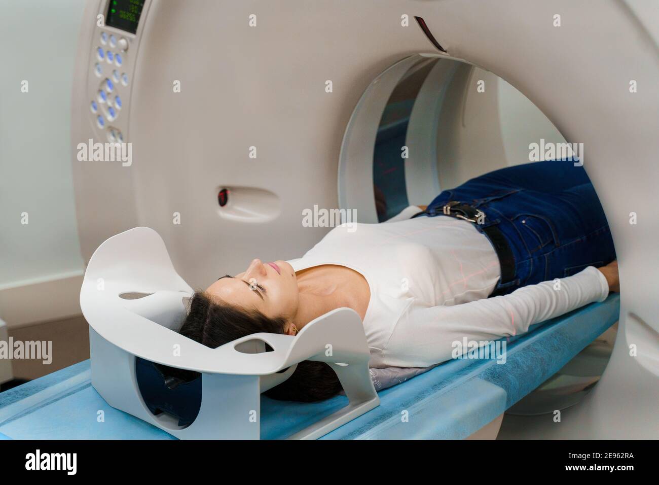 Computertomographie des Beckens und des harten Gewebes für Frauen. CT-Scan zur Heilung von Gewebekrankheiten. Professionelle Diagnose der Organe eines jungen Mädchens Stockfoto