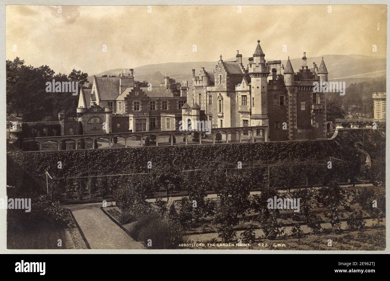 Außenansicht des Hauses und Gartens von Abbotsford, der Heimat des schottischen Schriftstellers und Dichters Sir Walter Scott, Schottland, Großbritannien, um 1885. Fotografie von George Washington Wilson (1823-1893). Stockfoto