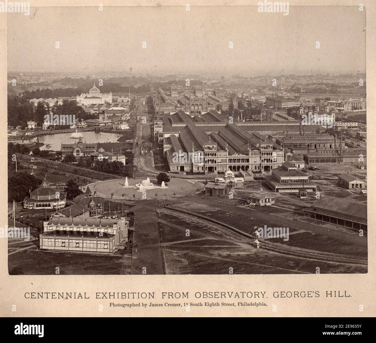 Vom George's Hill Observatory, Philadelphia, Pennsylvania, 1876, aus hat man einen Blick auf das Centennial Exhibition Grounds. Fotografie von James Cremer (1821 - 1893). Stockfoto