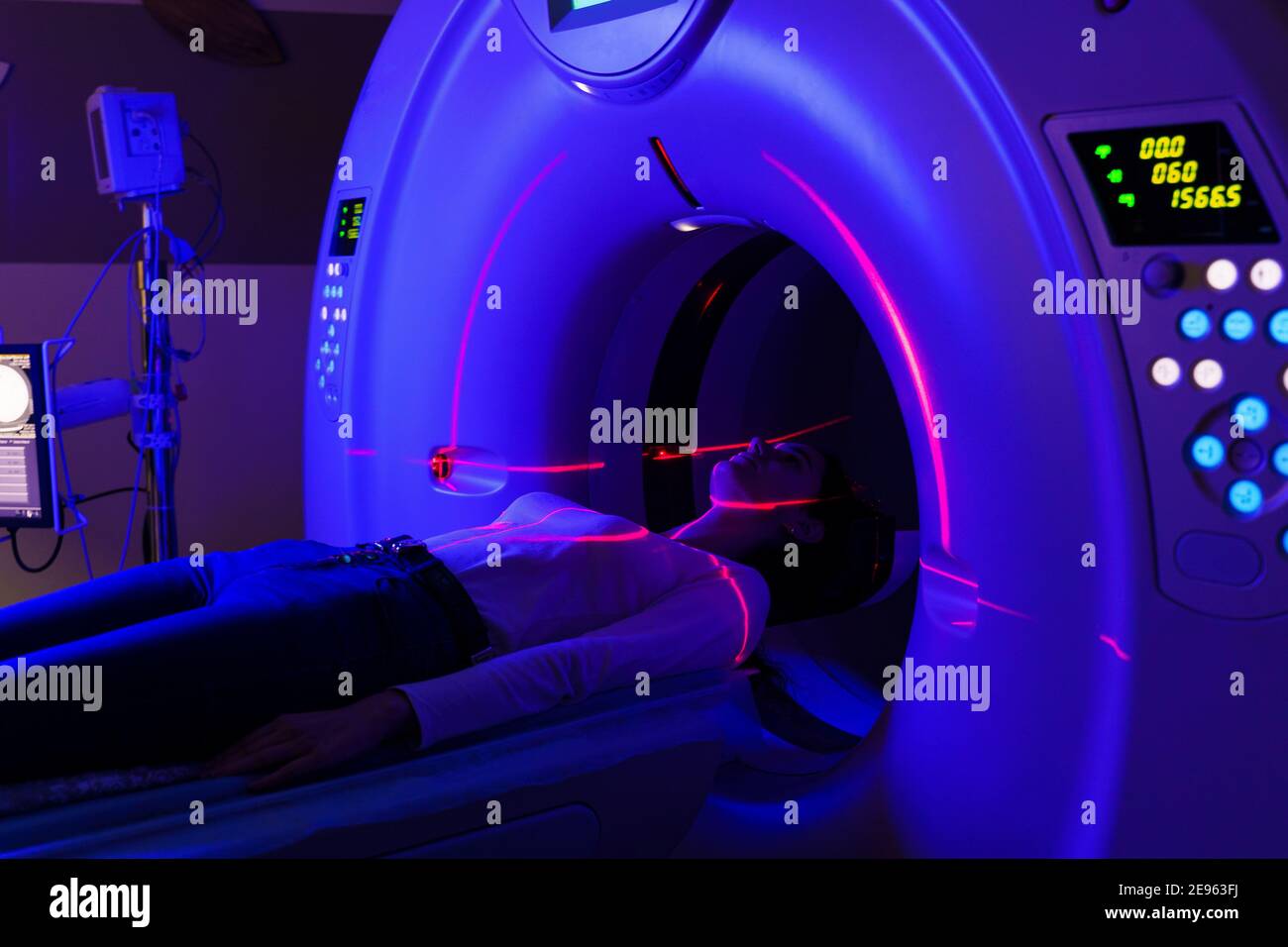 CT von Gelenken in einer Klinik mit blauem und rotem Scanning-Laser. Computerdiagnostik von Verletzungen, entzündlichen und dystrophen Gelenkerkrankungen für einen gi Stockfoto