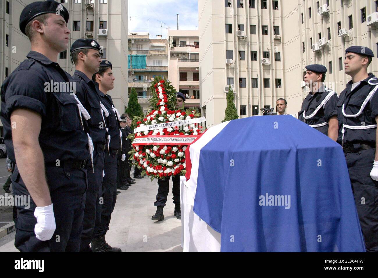 Libanesische Soldaten zollen dem Sarg des Franzosen Michel Seurat, der in die Nationalflagge seines Landes gehüllt ist, während einer Übergabezeremonie in Beirut am 7. März 2006 Tribut. Der Leichnam von Seurat, der vor mehr als 20 Jahren im Süden Beiruts entführt wurde, wurde im vergangenen Oktober in der libanesischen Hauptstadt gefunden, durch DNA-Analyse identifiziert und am Dienstag mit einem französischen Präsidentenflugzeug nach Frankreich zurückgeschickt. Seurat, ein Forscher, der am 22. Mai 1985 entführt wurde, wurde ein Jahr später in einer Erklärung der militanten Gruppe Islamischer Dschihad als tot bekannt gegeben, in der die Gruppe ihn hingerichtet hatte. Foto von Michael Dohrn/ABACAPRESS. Stockfoto