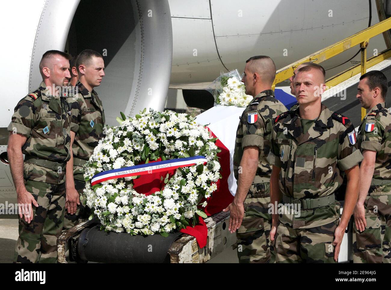 Französische Soldaten zollen dem Sarg Tribut, der die Überreste des Franzosen Michel Seurat trägt, während er in das französische Präsidentenflugzeug gerollt wird, das am 7. März 2006 nach 20 Jahren in Beirut eintraf, um die Leiche zurückzuholen. Der Leichnam von Seurat, der vor mehr als 20 Jahren im Süden Beiruts entführt wurde, wurde im vergangenen Oktober in der libanesischen Hauptstadt gefunden, durch DNA-Analyse identifiziert und am Dienstag mit einem französischen Präsidentenflugzeug nach Frankreich zurückgeschickt. Seurat, ein Forscher entführt am 22. Mai 1985, wurde als tot ein Jahr später in einer Erklärung der militanten Gruppe Islamischer Dschihad, die sagte der gr Stockfoto