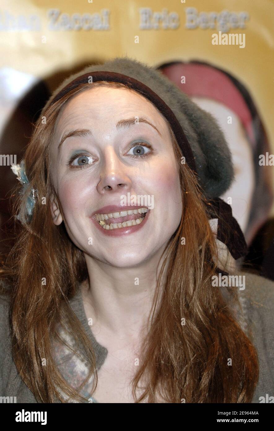 Die französische Schauspielerin Julie Depardieu nimmt an der Premiere des Films 'Toi & moi' von Julie Lopez Curval Teil, der am 7. März 2006 im Kino UGC les Halles in Paris, Frankreich, stattfand. Foto von Bruno Klein/ABACAPRESS.COM Stockfoto Die französische Schauspielerin Julie Depardieu nimmt an der Premiere des Films 'Toi & moi' von Julie Lopez Curval Teil, der am 7. März 2006 im Kino UGC les Halles in Paris, Frankreich, stattfand. Foto von Bruno Klein/ABACAPRESS.COM Stockfoto