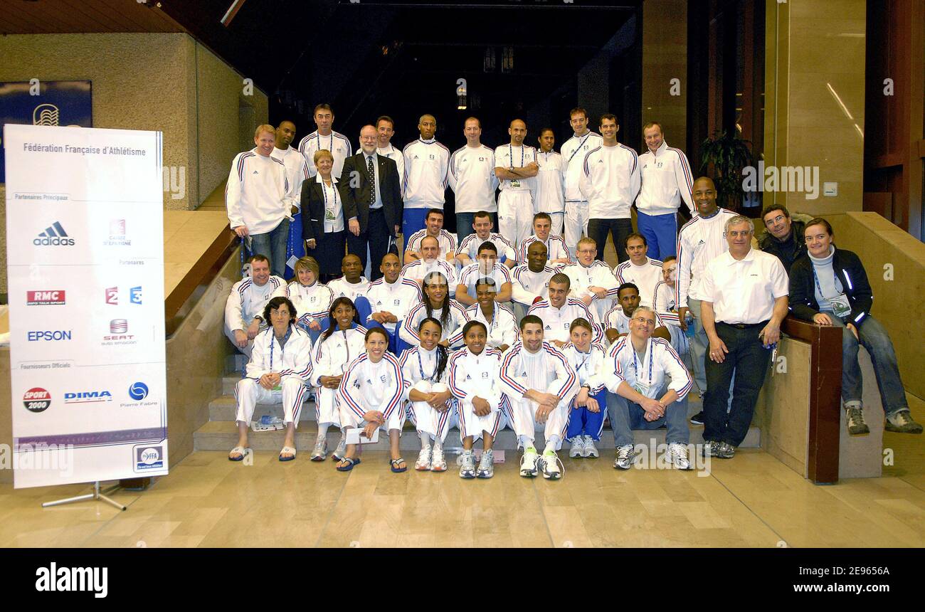 Leichtathletik das französische Team posiert für ein Bild bei der 11. IAAF World Indoor Athletics Championships am 9. März 2006 in Moskau, Russland. Foto von Christophe Guibbaud/Cameleon/ABACAPRESS.COM Stockfoto