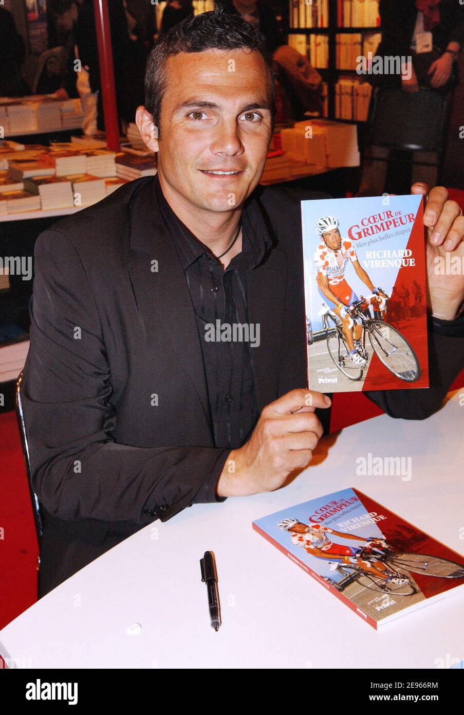 Der französische Radrennfahrer Richard Virenque wirbt für sein Buch "Coeur de Grimpeur" während der Pariser Buchmesse "Le Salon du Livre", die am 17. März 2006 an der Porte de Versailles in Paris stattfand. Foto von Bruno Klein/ABACAPRESS.COM Stockfoto