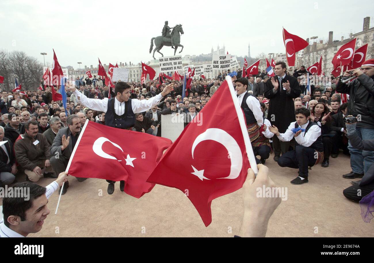 Französische türkische Vereinigungen Aktivisten protestieren gegen den Bau eines Denkmals, das dem Völkermord an den Armeniern gewidmet ist, in Lyon, Frankreich, am 18. März 2006 in Lyon. Foto von Vincent Dargent/ABACAPRESS.COM Stockfoto