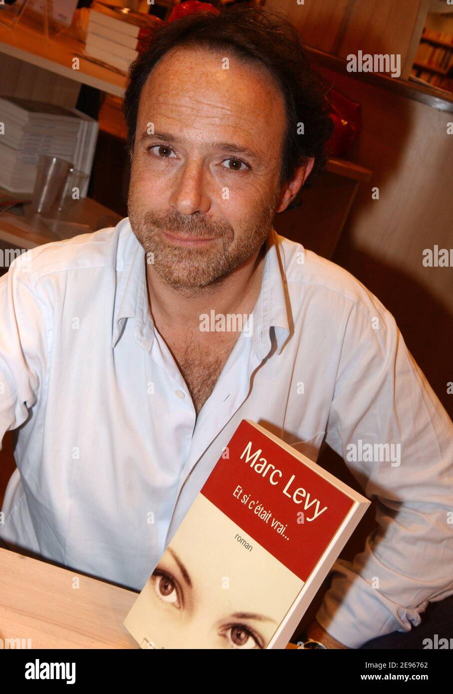 Der französische Schriftsteller Marc Levy wirbt für sein Buch 'et si c'etait vrai' während der Pariser Buchmesse 'Le Salon du Livre', die am 18. März 2006 an der Porte de Versailles in Paris stattfand. Foto von Bruno Klein/ABACAPRESS.COM Stockfoto