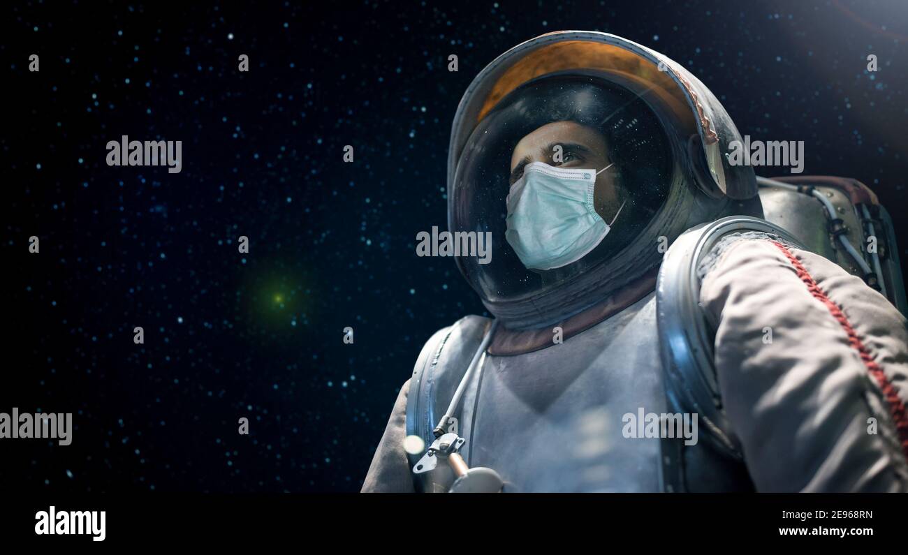 Porträt eines Astronauten Blick auf den unendlichen Raum, während das Tragen einer Maske, covid Coronavirus lustige Konzept Stockfoto