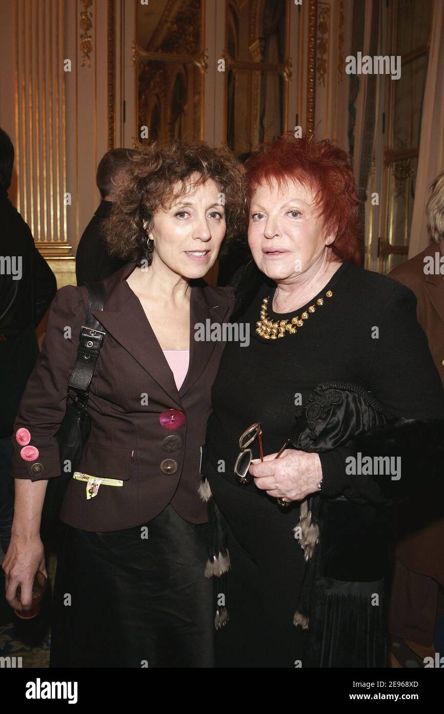 Der französische Fernsehmoderator Mireille Dumas (L) und Regine nehmen an der Zeremonie Teil, die am 23. März 2006 im französischen Kulturminister in Paris stattfand, zu Ehren des französischen Humoristen Pierre Palmade, der den "Prix Raymond Devos de la langue Francaise" erhielt. Foto von Laurent Zabulon/ABACAPRESS.COM Stockfoto