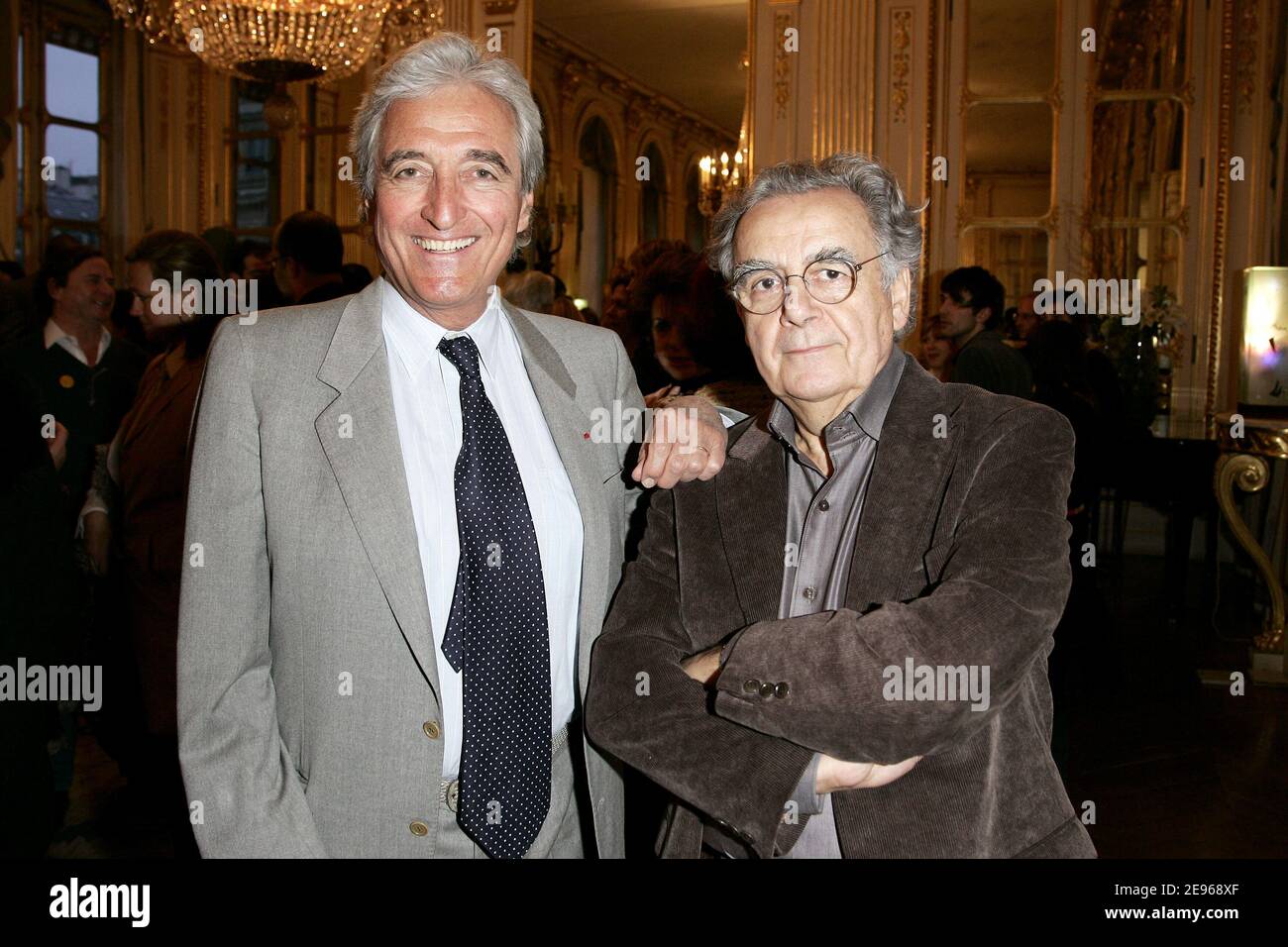 Jean-Loup Dabadie und der Journalist Bernard Pivot nehmen an der Zeremonie Teil, die am 23. März 2006 im französischen Kulturminister in Paris zu Ehren von Pierre Palmade, der den "Prix Raymond Devos de la langue Francaise" erhielt, stattfand. Foto von Laurent Zabulon/ABACAPRESS.COM Stockfoto