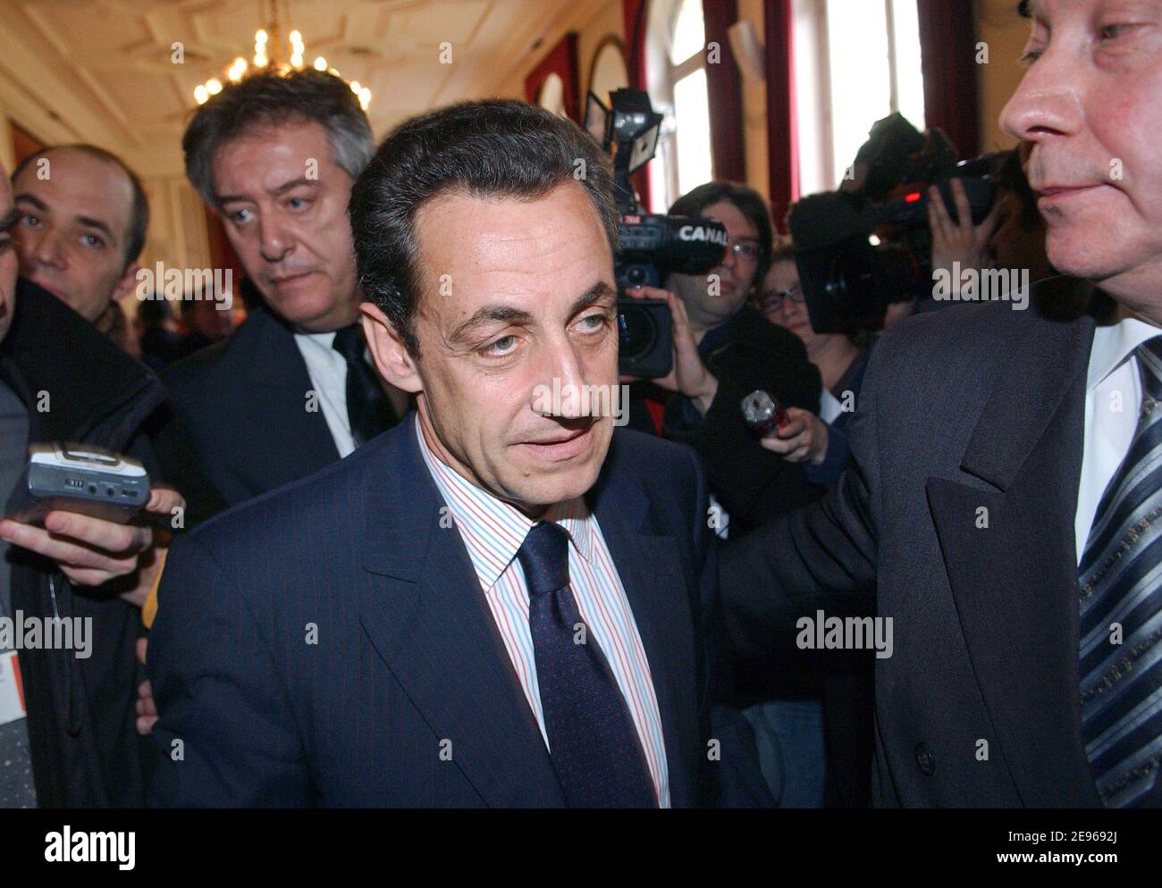 Der französische Innenminister Nicolas Sarkozy hält am 24. März 2006 eine Pressekonferenz im l'Hotel Beauvau in Paris, Frankreich. Er kündigte eine neue Organisation an, die nach einer Anti-CPE-Demonstration gegen Aufruhr kämpfen soll. Foto von Bruno Klein/ABACAPRESS.COM Stockfoto