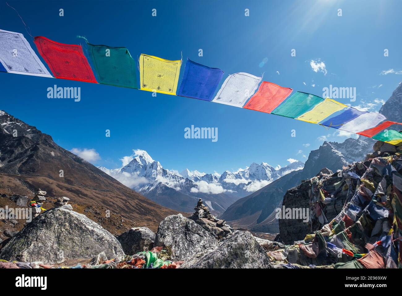 Heilige buddhist beten bunten Fahnen mit Mantras flattern und winken Bei starkem Wind mit Talblick und Ama Dablam 6812m Peak.Everest Base C Stockfoto