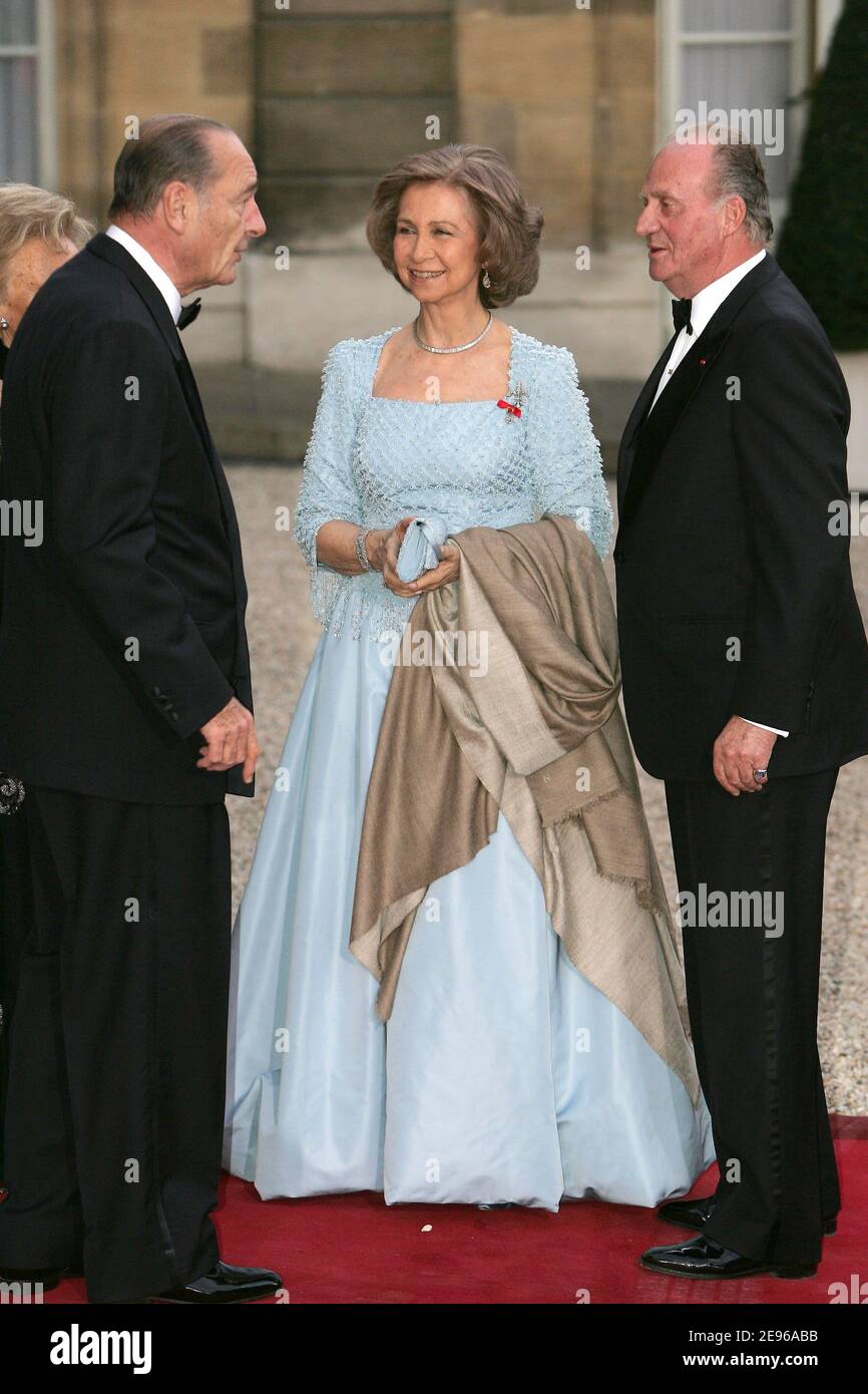 Der französische Präsident Jacques Chirac und seine Frau Bernadette Chirac begrüßen König Juan Carlos und Königin Sofia von Spanien am 27. März 2006 zu einem offiziellen Abendessen zu Ehren des Königspaares in Paris. Foto von Nebinger-Orban/ABACAPRESS.COM Stockfoto