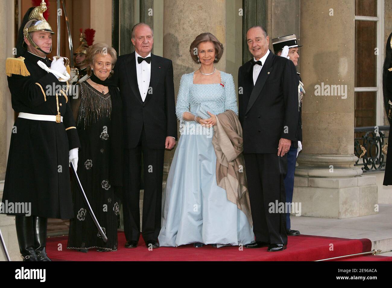 Der französische Präsident Jacques Chirac und seine Frau Bernadette Chirac begrüßen König Juan Carlos und Königin Sofia von Spanien am 27. März 2006 zu einem offiziellen Abendessen zu Ehren des Königspaares in Paris. Foto von Nebinger-Orban/ABACAPRESS.COM Stockfoto