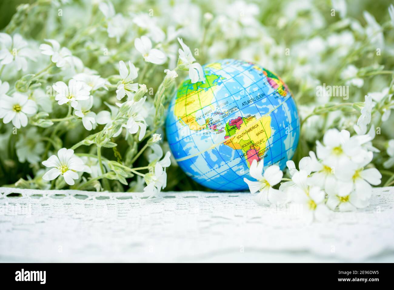 Umweltschutzkonzept. Globus, Planet Erde in weißen Farben. Konzept von Ökologie und Frieden ohne Krieg.Karte von Amerika und Kanada und Brasilien. Stockfoto