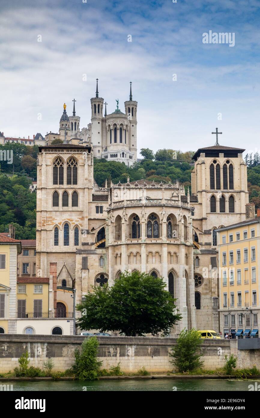 Cathédrale Saint-Jean-Baptiste und Basilika Notre-Dame de Fourvière (Lyon, Frankreich) Stockfoto Cathédrale Saint-Jean-Baptiste und Basilika Notre-Dame de Fourvière (Lyon, Frankreich) Stockfoto