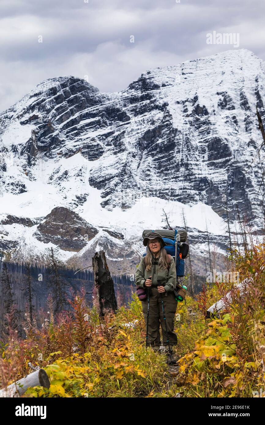 Karen Rentz ist mit dem Rucksack unterwegs auf dem Floe Lake Trail zur Rockwall im Kootenay National Park in den kanadischen Rockies, British Columbia, Kanada Stockfoto