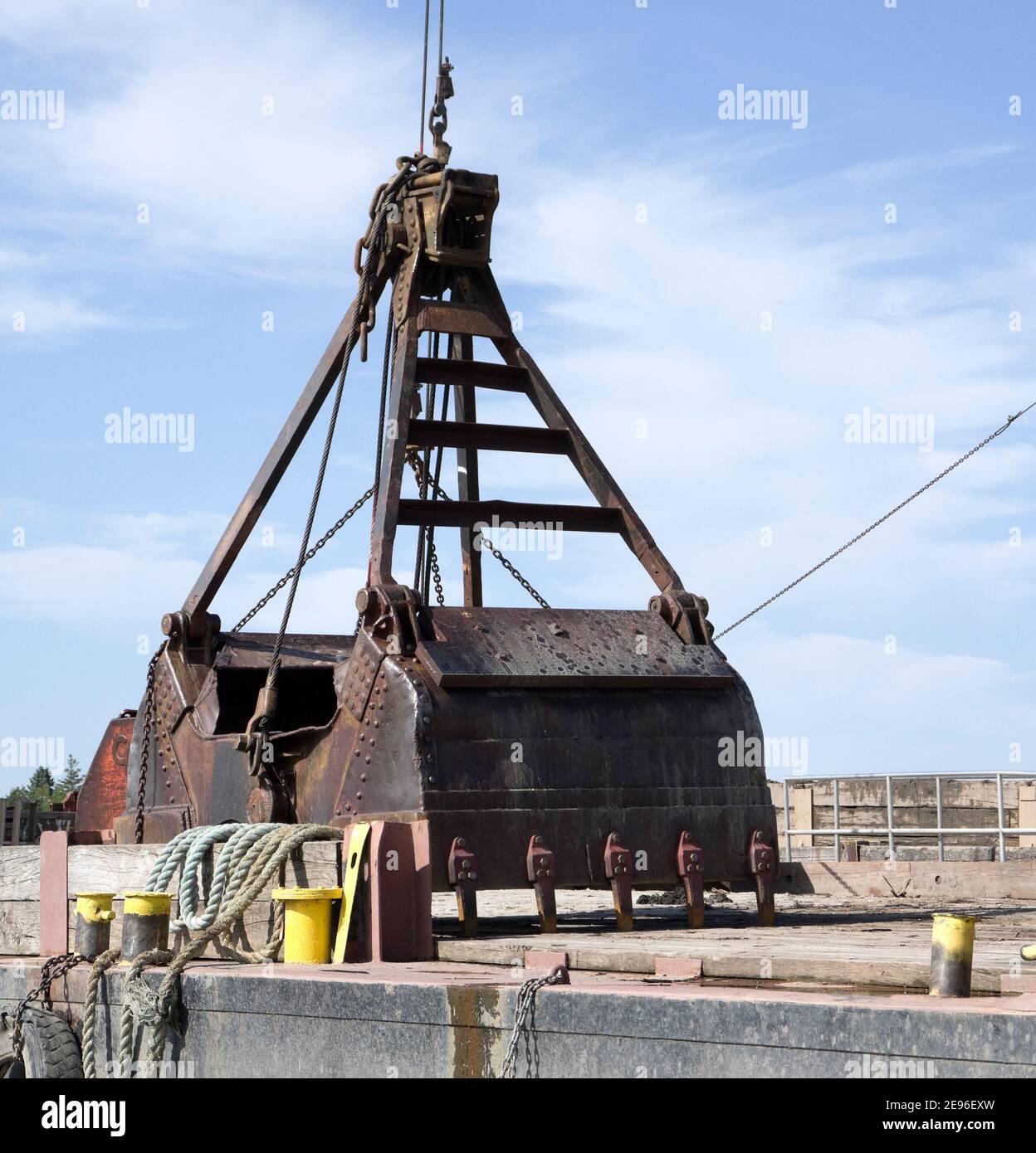 Detail der großen Clamshell Eimer auf Derrick und Baggerbarge. Stockfoto