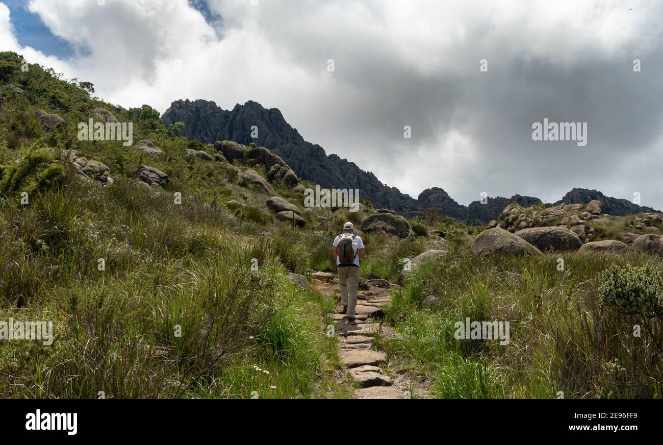 Mann wandern in Berghöhe Landschaft in Brasilien Stockfoto