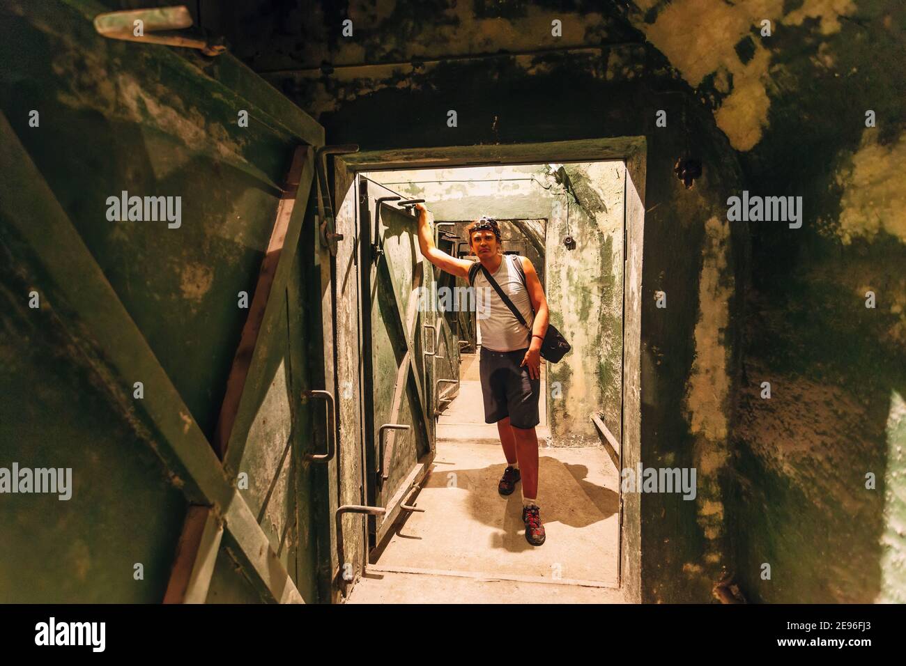 Urban Explorer infiltriert in alten sowjetischen Bunker. Stockfoto
