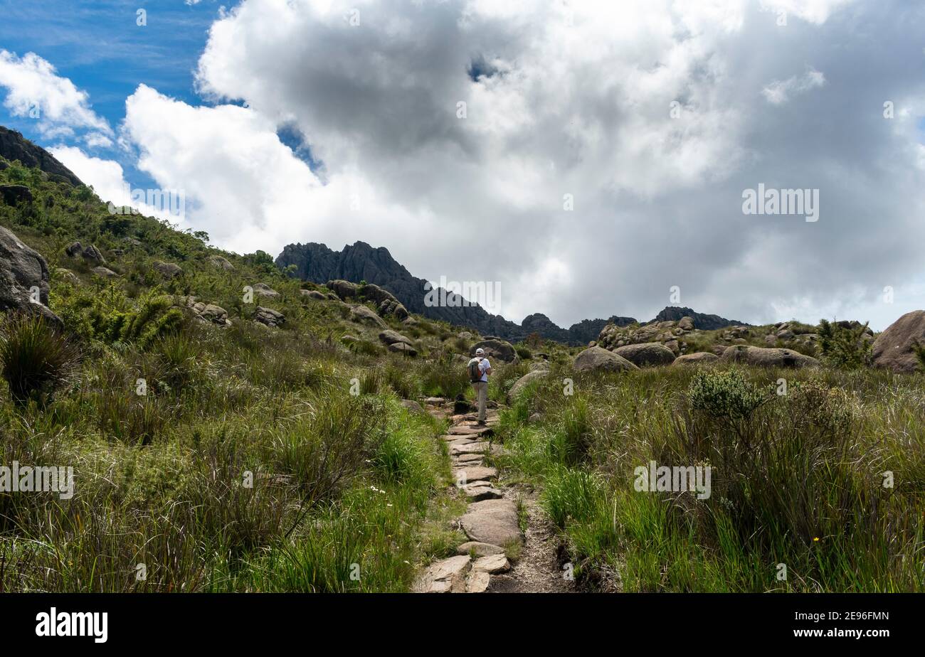 Mann wandern in Berghöhe Landschaft in Brasilien Stockfoto