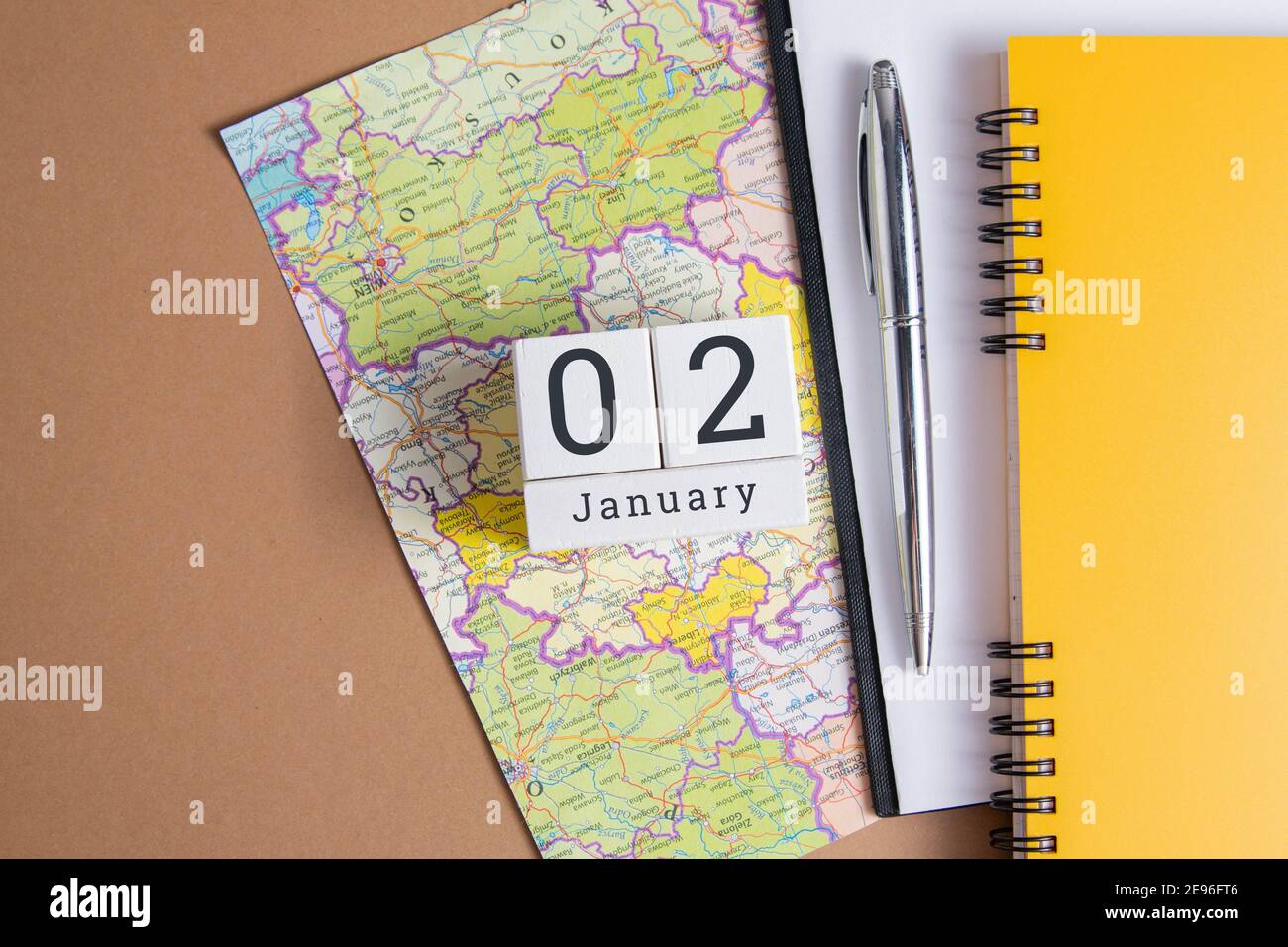 2. Januar auf dem Holzkalender.der zweite Tag des Wintermonats, ein Kalender für den Arbeitsplatz. Winter. Stockfoto
