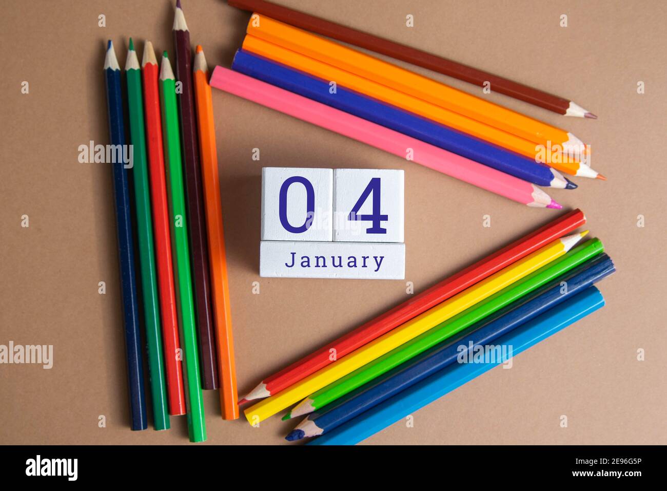 4. Januar auf dem Holzkalender.der vierte Tag des Wintermonats, ein Kalender für den Arbeitsplatz. Winter. Stockfoto