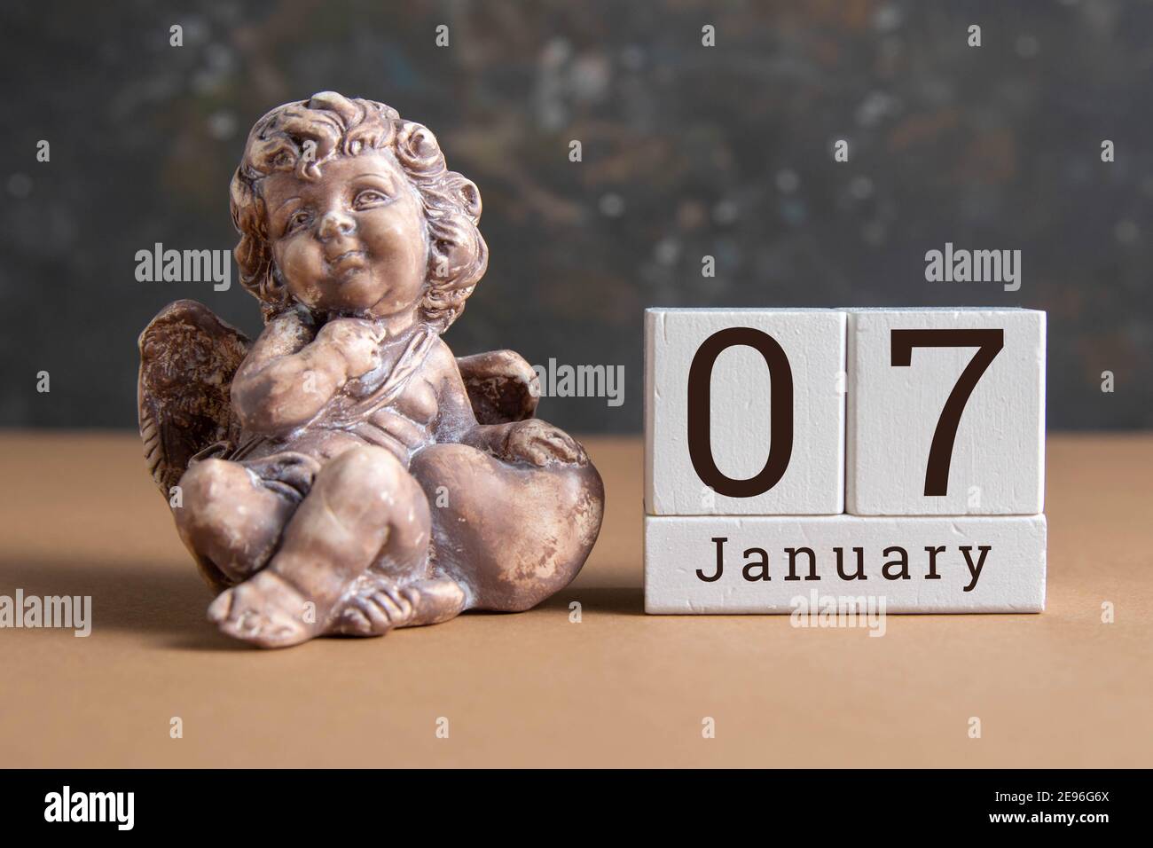 7. Januar auf dem Holzkalender.der siebte Tag des Wintermonats, ein Kalender für den Arbeitsplatz. Winter. Stockfoto