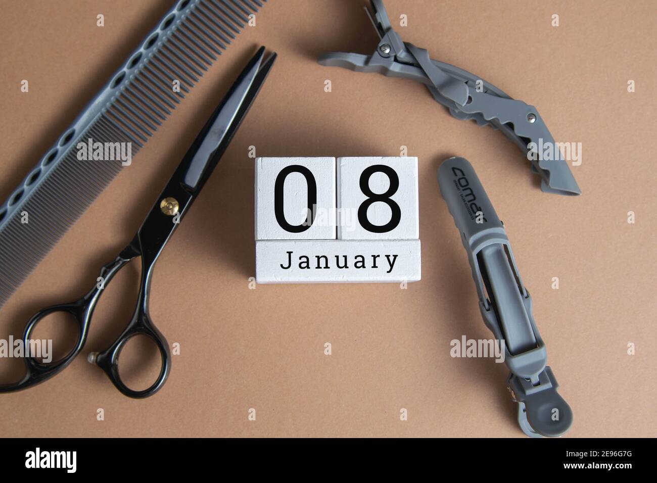 8. Januar auf dem Holzkalender.der achte Tag des Wintermonats, ein Kalender für den Arbeitsplatz. Winter. Stockfoto
