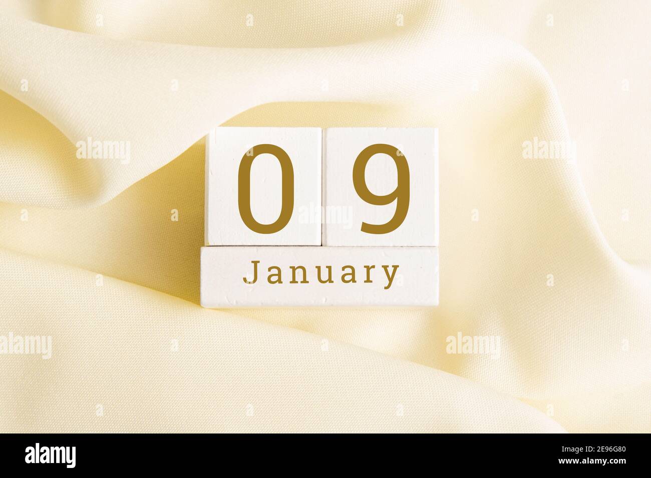 9. Januar auf dem Holzkalender.der neunte Tag des Wintermonats, ein Kalender für den Arbeitsplatz. Winter. Stockfoto