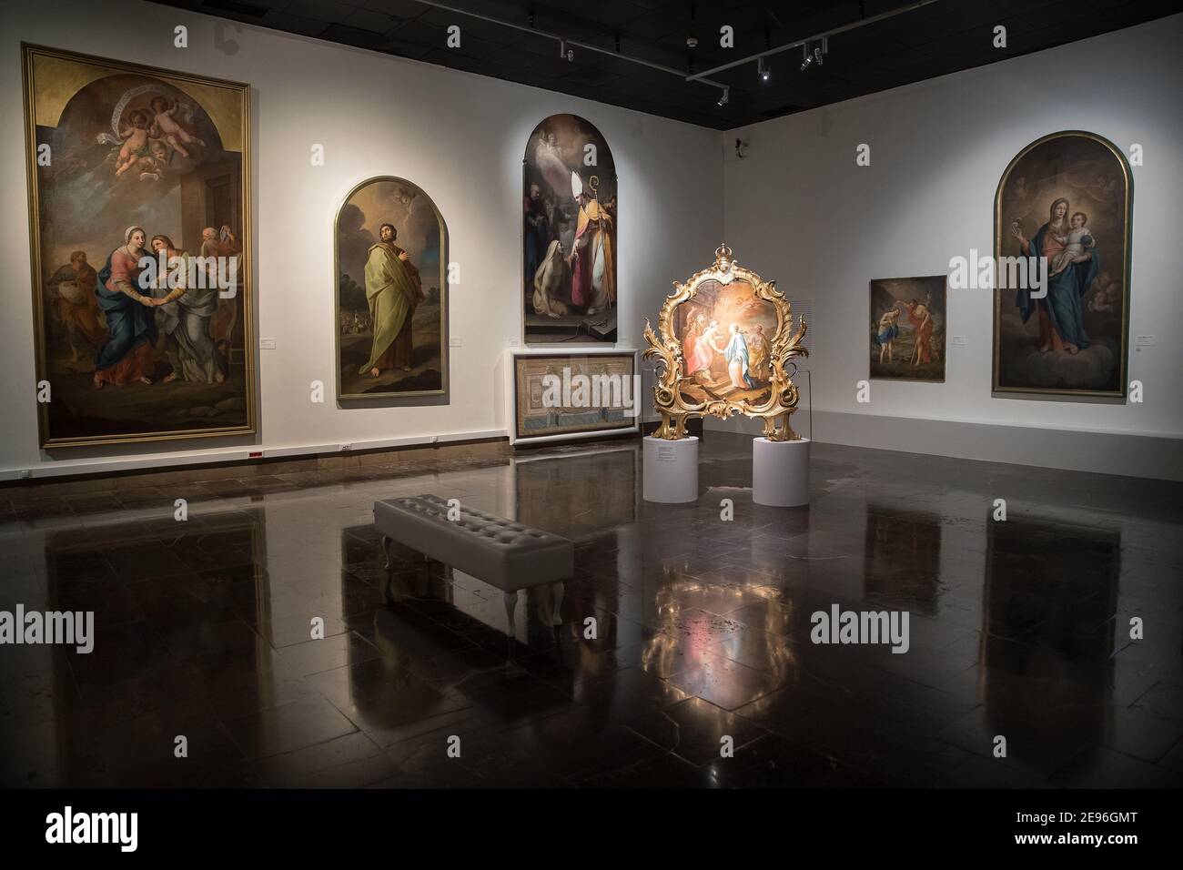 Gemälde, die während einer Ausstellung von Szymon Czechowicz, einem polnischen Barockkünstler im Nationalmuseum, zu sehen sind.Szymon Czechowicz, ein Künstler, dessen Werk mit dem der besten italienischen Meister des Barock übereinstimmt. Diese Ausstellung von über 200 Gemälden und Skizzen des Künstlers wurde in der neuesten Ausstellung im Nationalmuseum in Krakau präsentiert. Es ist eines der ersten Ereignisse seit Beginn der COVID19-Sperre. Stockfoto