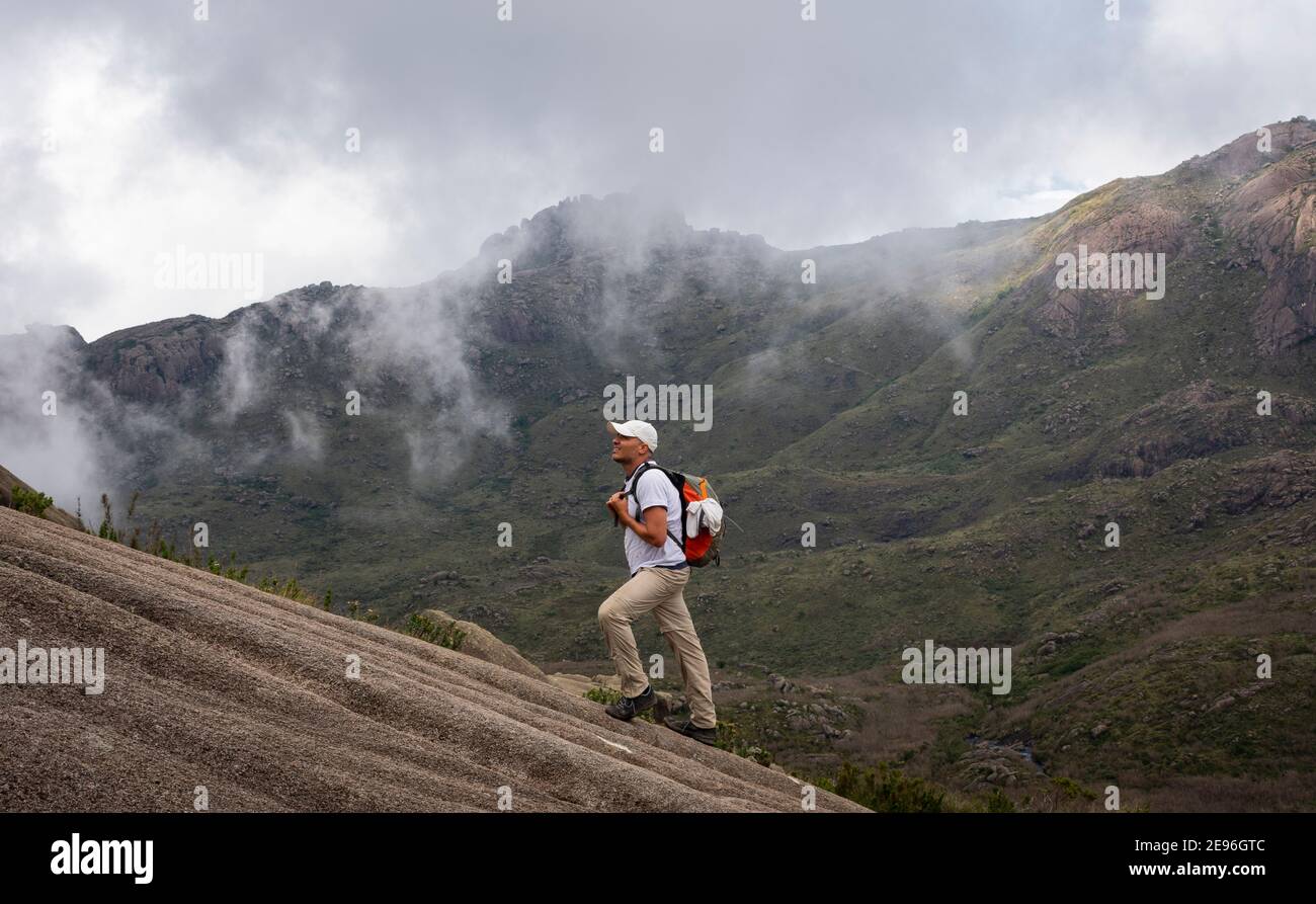 Kletterer, die einen Berg hinaufwandern Stockfoto