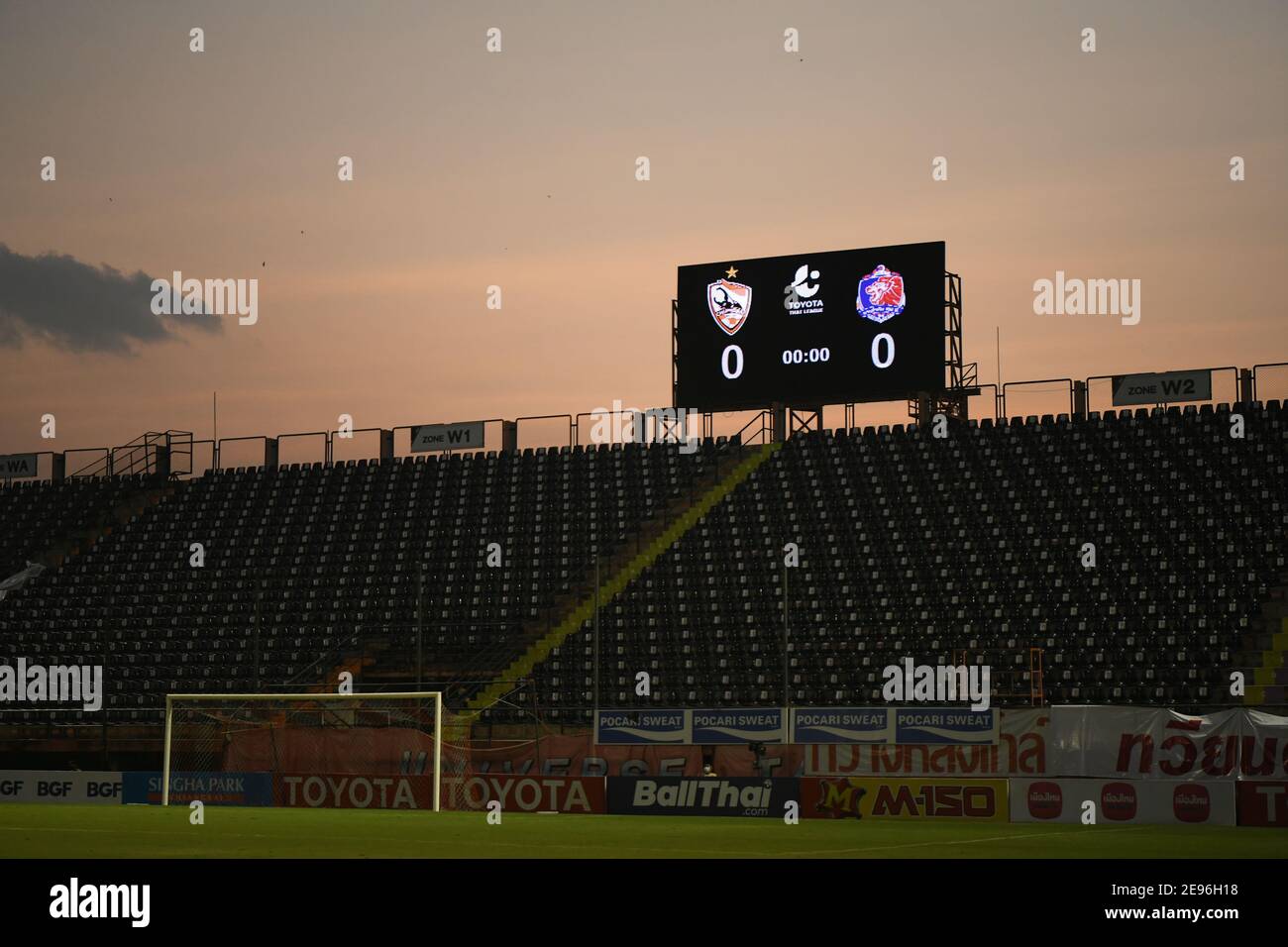 Die Anzeigetafel im Spiel der Thai League 2020 zwischen Chiangrai United und Port FC im Singha Stadium.(Endstand; Chiangrai United 1:2 Port FC) Stockfoto