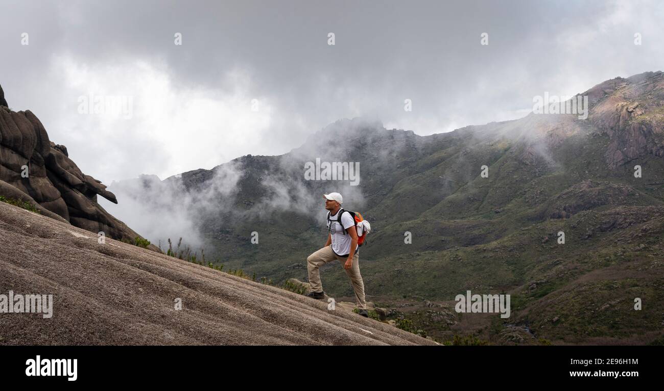 Kletterer, die einen Berg hinaufwandern Stockfoto