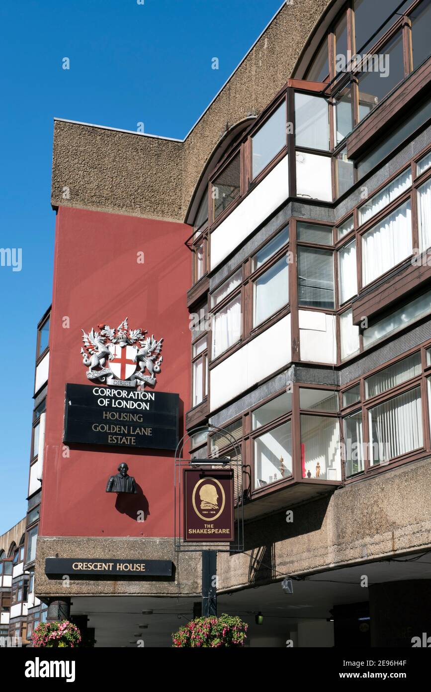 Wohnungen oder Wohnungen Crescent House, Golden Lane Estate mit Corporation of London Schild oder Wappen über dem Shakespeare öffentlichen Haus, City of London Stockfoto