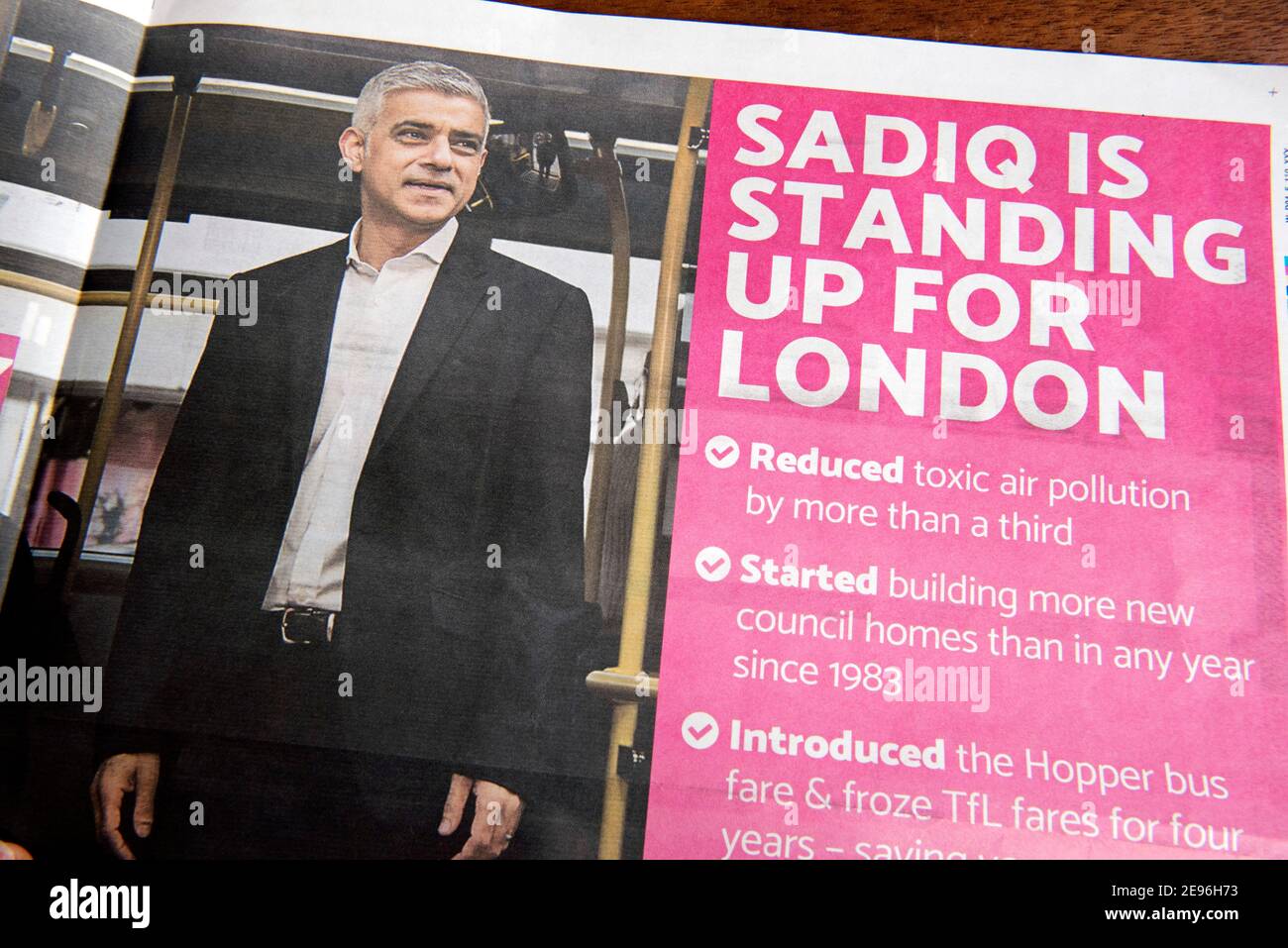 London Mayoral Wahl Flyer, Flugblatt oder Zeitung geleitet Sadiq setzt sich für London mit Liste der Versprechen. Die Wahlen finden am 6th. Mai 20 statt. Nur für redaktionelle Zwecke Stockfoto