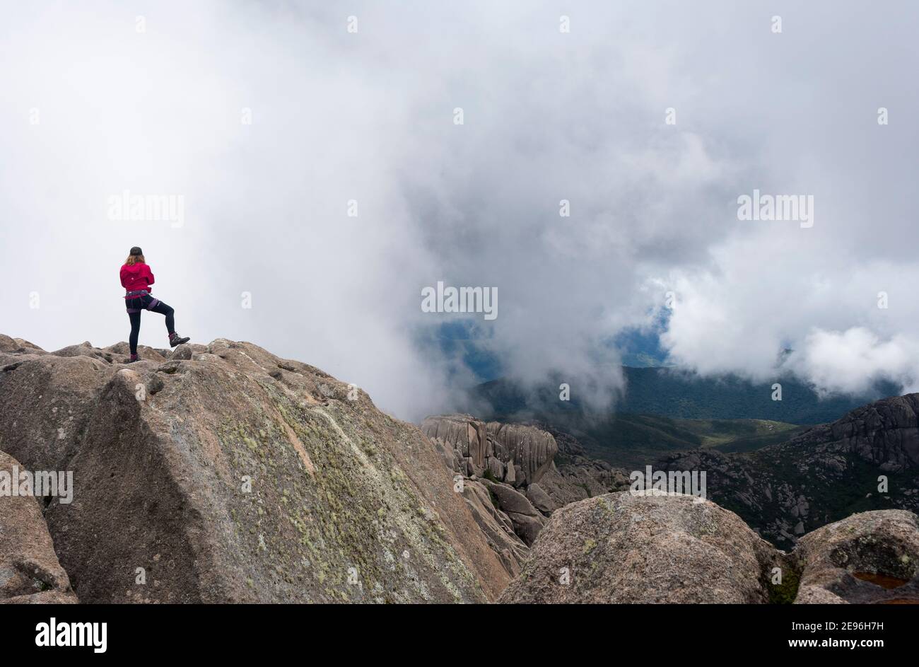 Frau auf dem Gipfel des Berges auf einem nebligen Tag Stockfoto