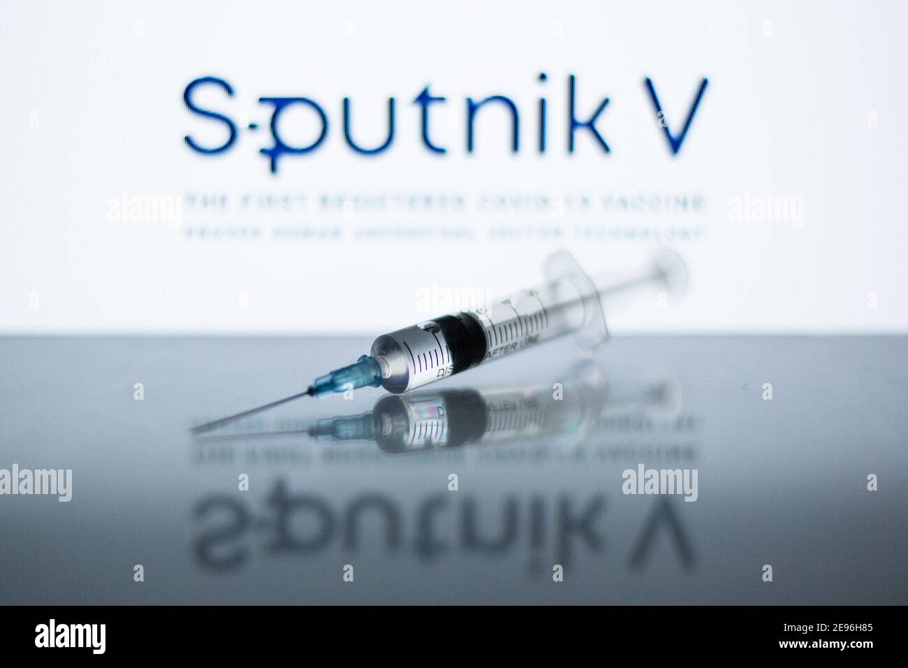 Spanien. Februar 2021. In dieser Abbildung ist eine medizinische Spritze vor dem Sputnik V Logo zu sehen. Kredit: Thiago Prudencio/SOPA Images/ZUMA Wire/Alamy Live Nachrichten Stockfoto