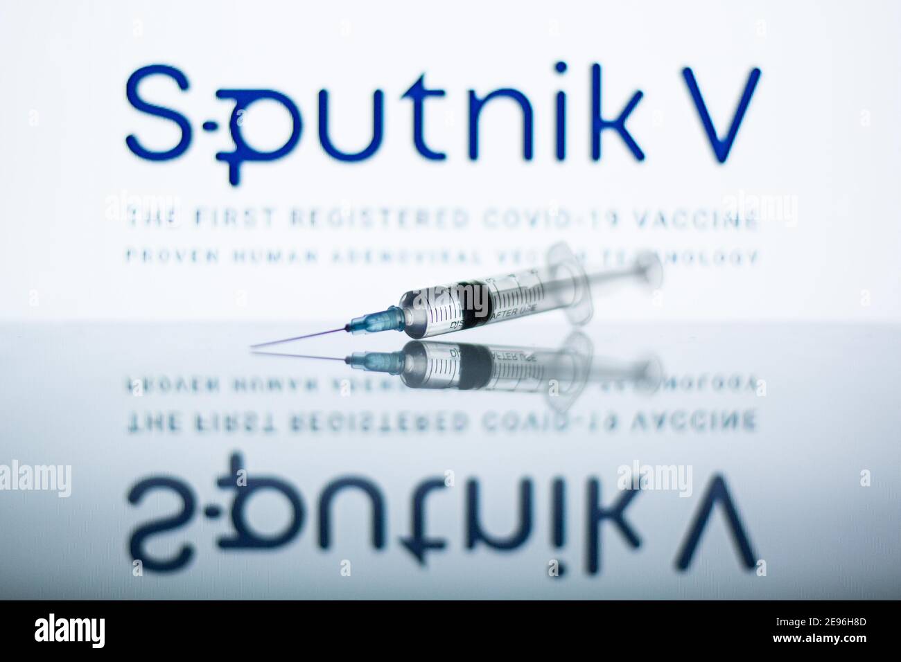 Spanien. Februar 2021. In dieser Abbildung ist eine medizinische Spritze vor dem Sputnik V Logo zu sehen. Kredit: Thiago Prudencio/SOPA Images/ZUMA Wire/Alamy Live Nachrichten Stockfoto