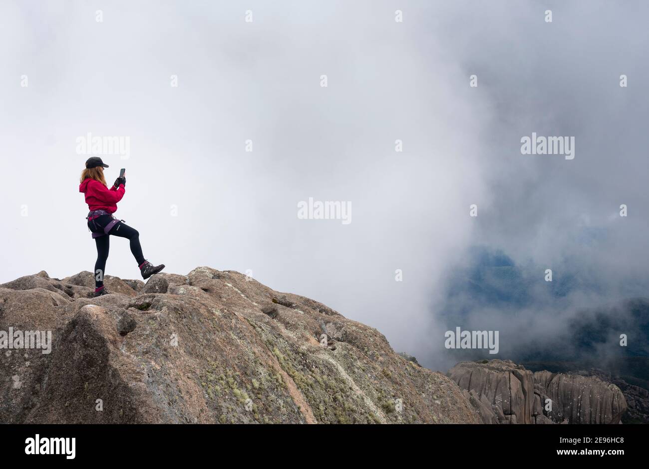 Frau auf dem Gipfel des Berges macht ein Selfie Stockfoto