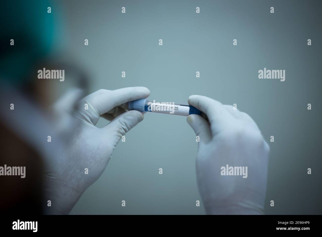 Arzt Hält Coronavirus-Impfstoff In Der Hand Stockfoto