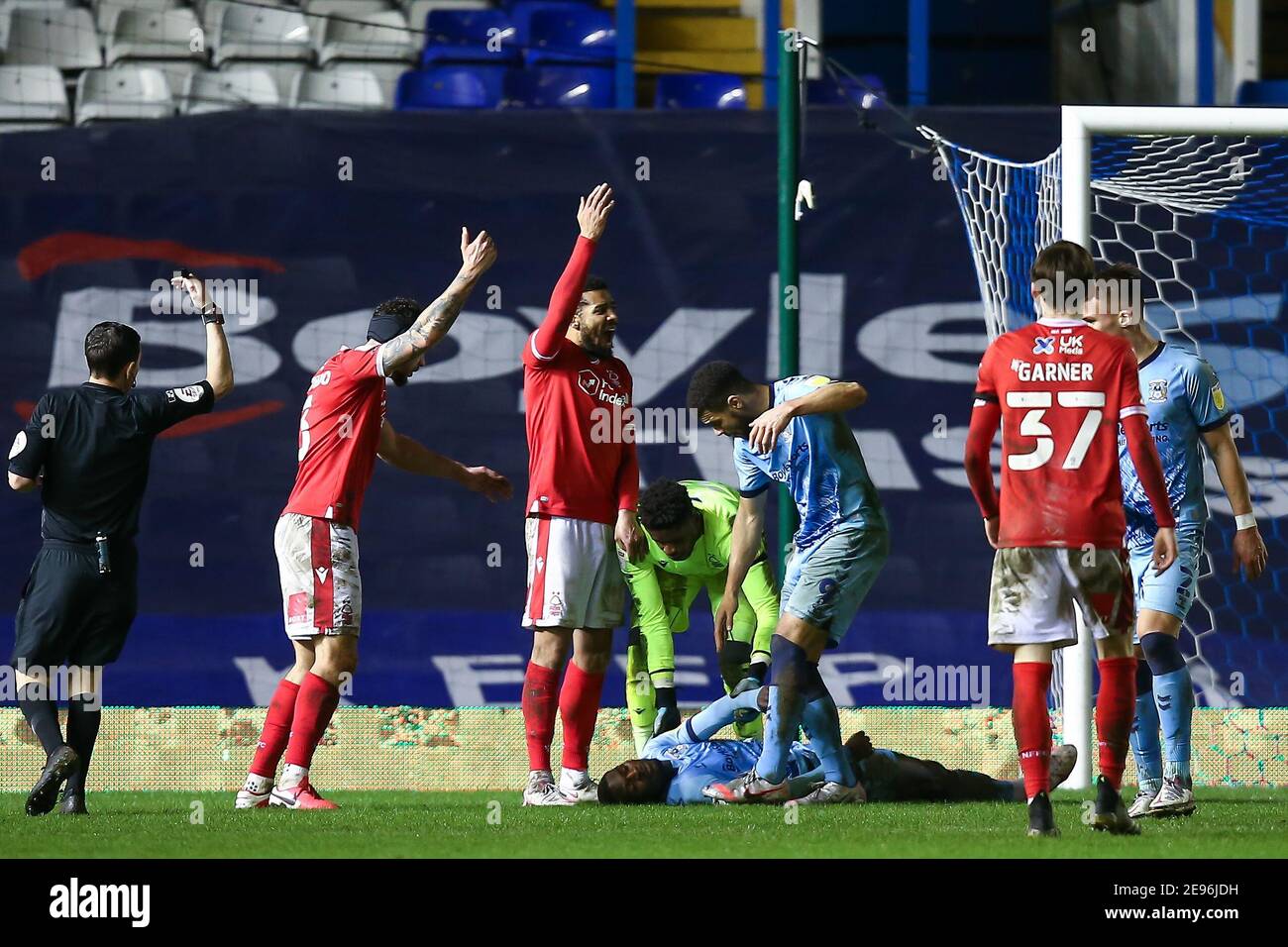 Birmingham, Großbritannien. Februar 2021. Amadou Bakayoko #20 von Coventry City wird nach einer Herausforderung im Strafraum in Birmingham, Großbritannien am 2. Februar 2021 bewusstlos geschlagen. (Foto von Simon Bissett/News Images/Sipa USA) Quelle: SIPA USA/Alamy Live News Stockfoto