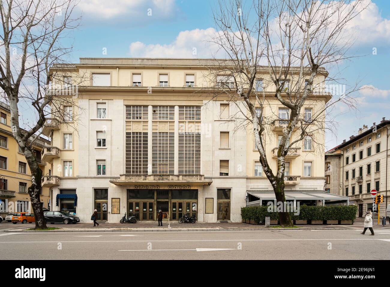 Udine, Italien. Februar 2 2021. Sitz des ehemaligen Odeon-Kinos in dem Gebäude, das der Architekt Ettore gilberti 1935 entworfen hat Stockfoto