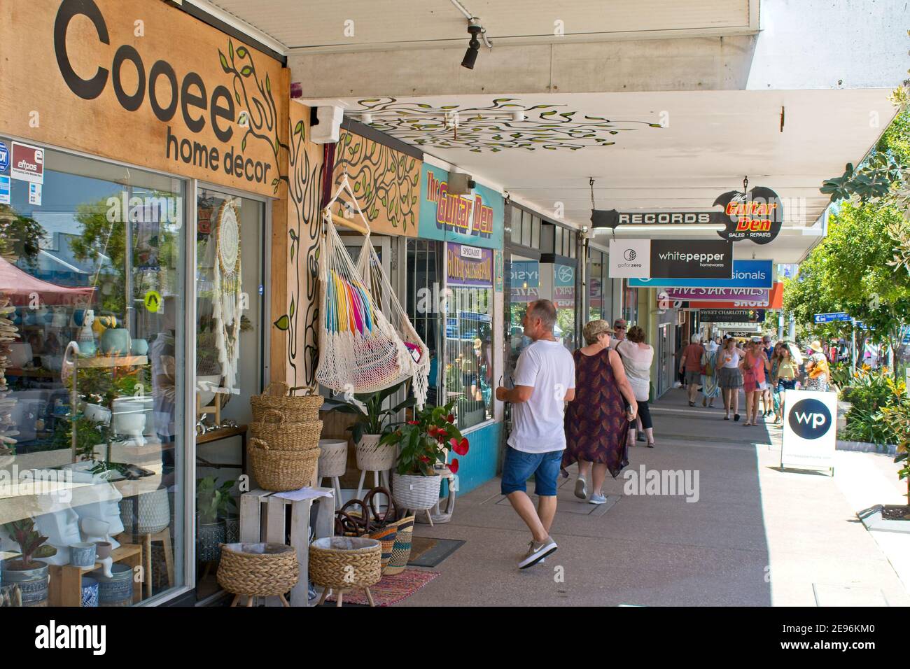 Caloundra, Qld, Australien - 1. November 2020: Menschen, die auf der Hauptstraße von Caloundra spazieren Stockfoto