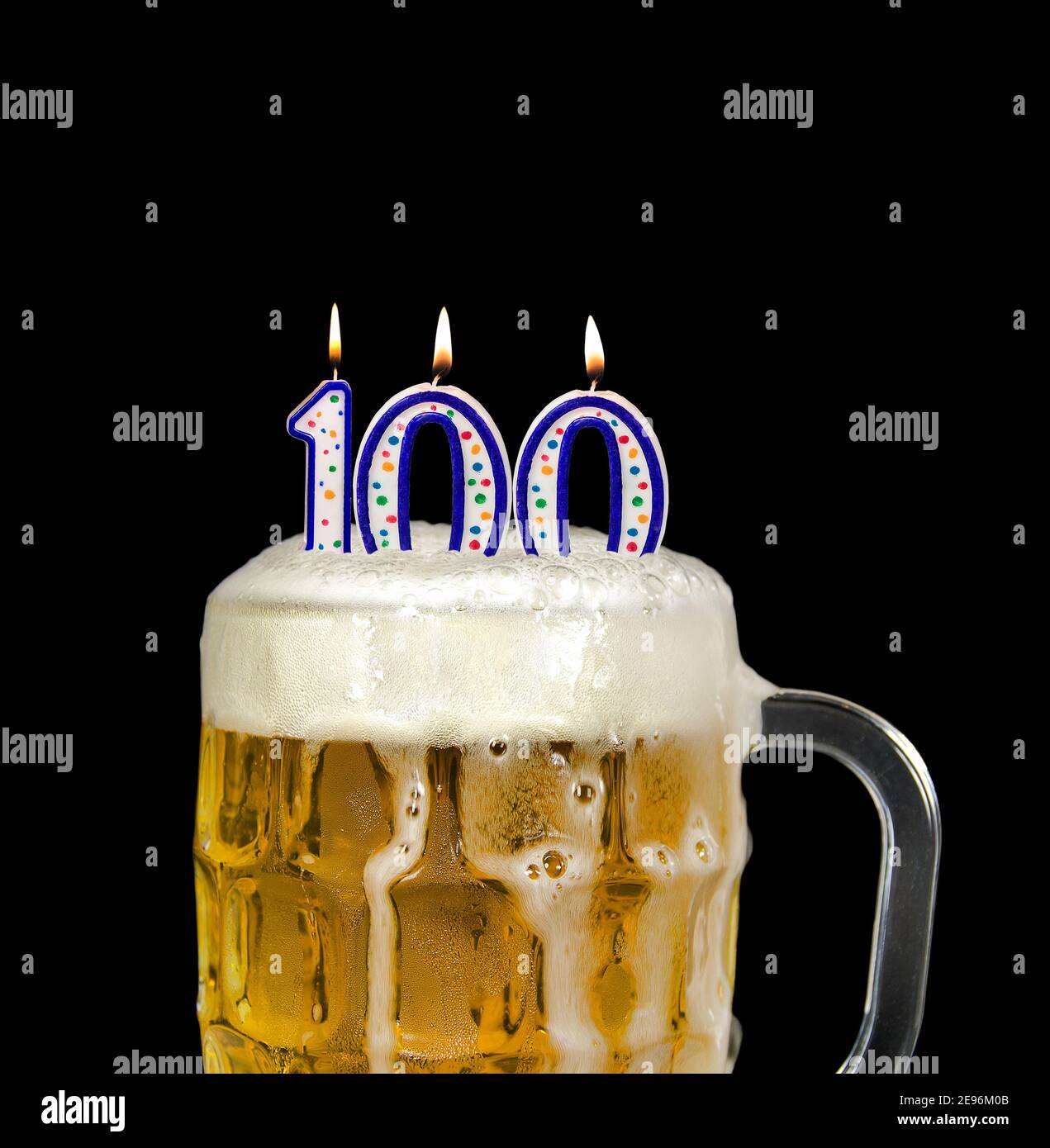 Nummer 100 Kerze im Bierkrug für Geburtstagsfeier isoliert Auf Schwarz Stockfoto