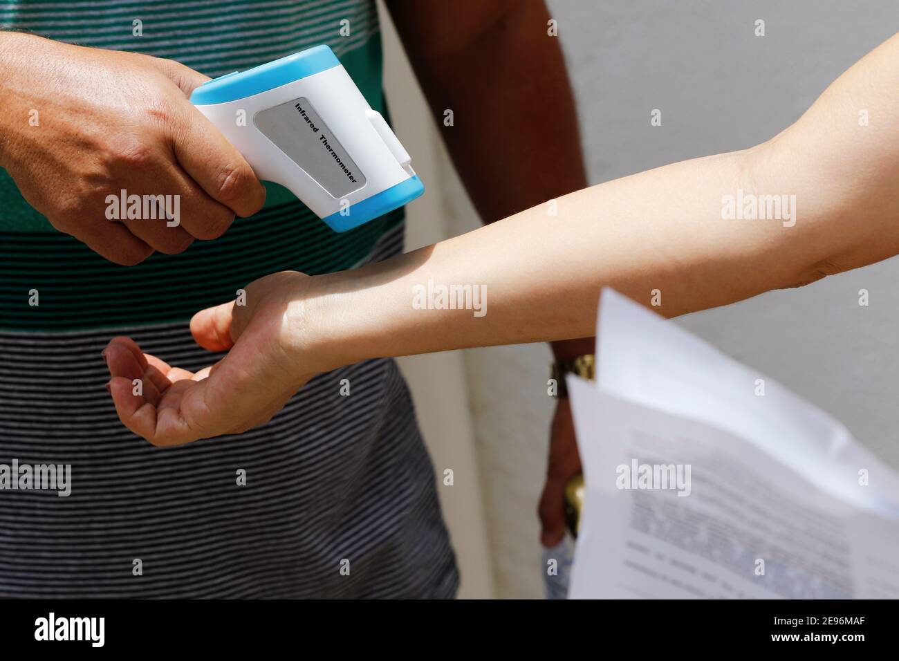 Infrarot-Thermometerpistole, medizinisches digitales berührungsloser Temperaturmessgerät, tragbar. Coronavirus covid-19 pandemischer Fieberkontrollpunkt Stockfoto