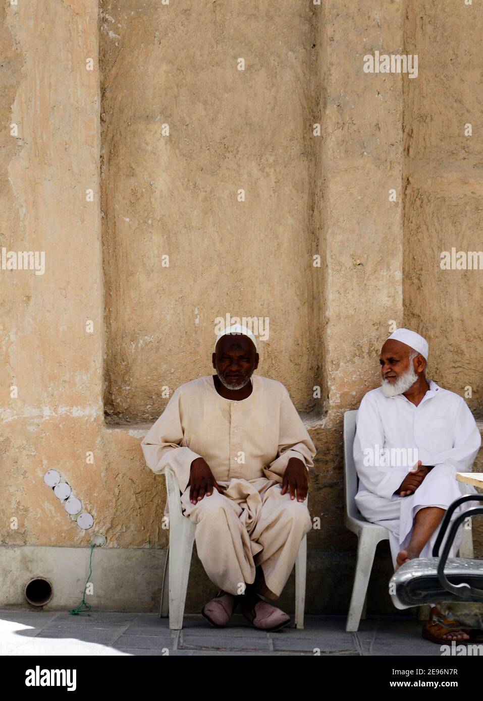 Katarische Männer sitzen auf dem Markt. Stockfoto